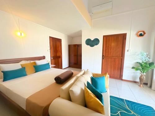 room detail thumbnail 1