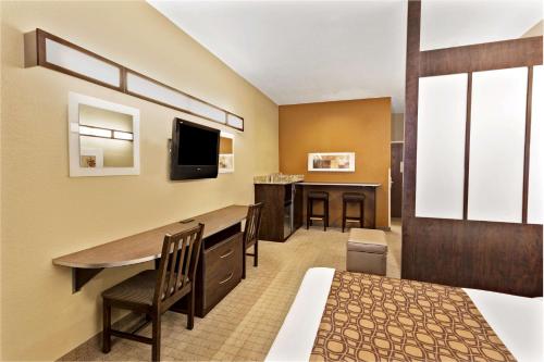 Queen Suite - Mobility Accessible/Non-Smoking