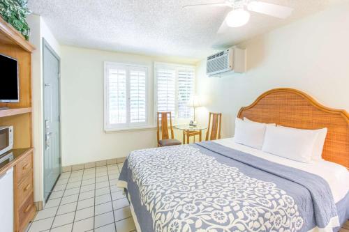 Days Inn by Wyndham Maui Oceanfront Room Type - Queen Room - Non-Smoking