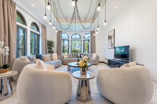 Luxurious 4BR with Maids Room Villa in Canal Cove, Palm Jumeirah by Deluxe Holiday Homes