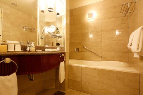 Deluxe Twin Room - 2 Small Double Beds - Non-Smoking