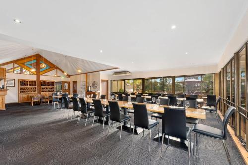 อาหารและเครื่องดื่ม, คอมฟอร์ต อินน์ แอนด์ สวีท ริเวอร์แลนด์ (Comfort Inn & Suites Riverland) in บาร์เมรา