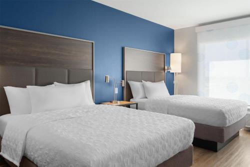 2 queen beds