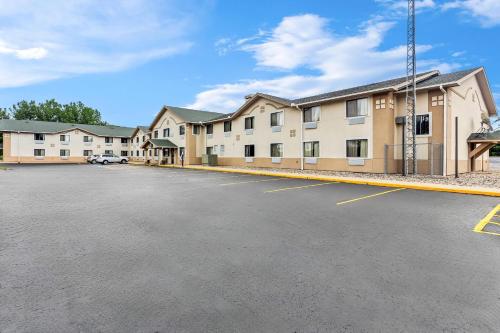 Quality Inn & Suites Howe - Sturgis - 숙소 외관
