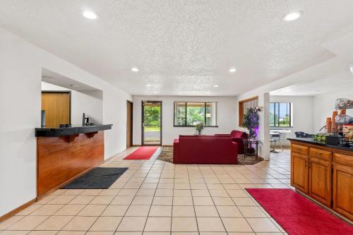 Quality Inn & Suites Howe - Sturgis - 로비