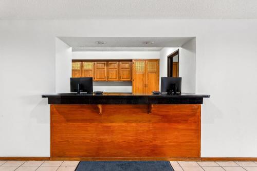 Quality Inn & Suites Howe - Sturgis - 로비