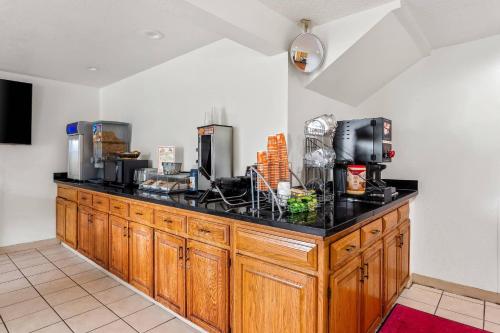 Quality Inn & Suites Howe - Sturgis - 식음료(F&B)