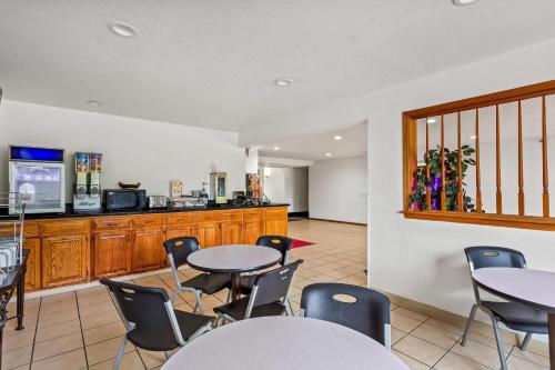 Quality Inn & Suites Howe - Sturgis - 식음료(F&B)