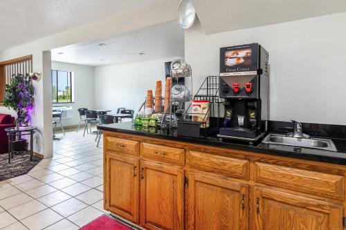 Quality Inn & Suites Howe - Sturgis - 식음료(F&B)
