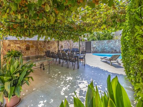 陽台/露台, Villa in Peroj with Pool near Beach in 沃德年