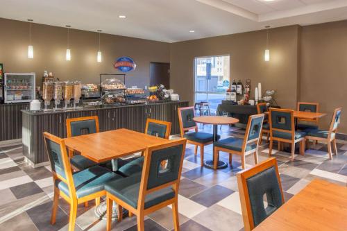 Food and beverages, Baymont by Wyndham Grand Forks in Grand Forks (ND)