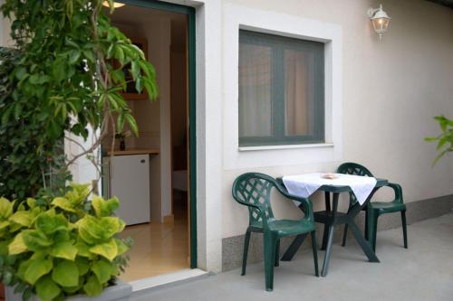 Apartment with Garden View image 4