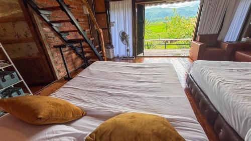 1 king bed, 2 queen beds