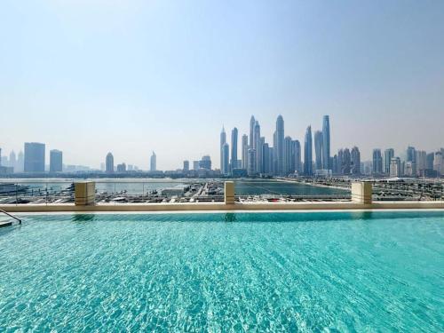 Luxury 3BR Palm Views at Emaar Beachfront, Dubai