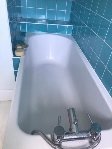 Bathroom, Lovely Family Holiday Home in Bonchurch in Ventnor East