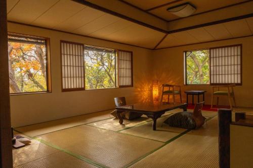 room detail thumbnail 2