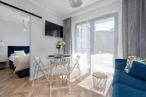 Tasteful Apartment Near Centennial Hall by Noclegi Renters - image 3