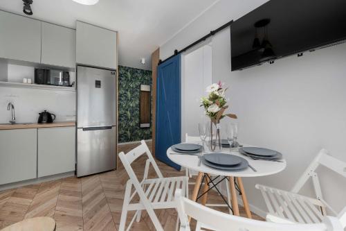 Tasteful Apartment Near Centennial Hall by Noclegi Renters - image 4