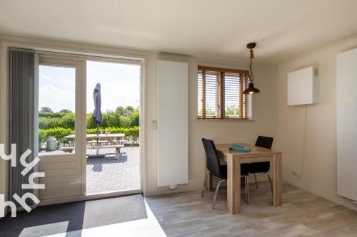 Gezellige vakantiewoning met een zonnig terras en weids zicht over polders bij Serooskerke in Serooskerke (Zeeland)