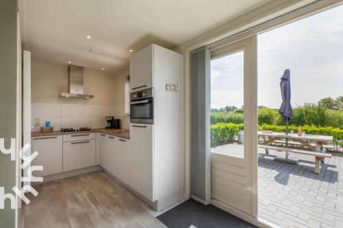 Gezellige vakantiewoning met een zonnig terras en weids zicht over polders bij Serooskerke in Serooskerke (Zeeland)
