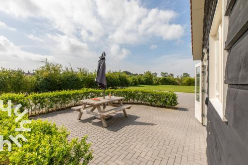 Gezellige vakantiewoning met een zonnig terras en weids zicht over polders bij Serooskerke in Serooskerke (Zeeland)