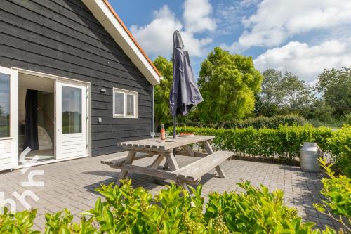Gezellige vakantiewoning met een zonnig terras en weids zicht over polders bij Serooskerke in Serooskerke (Zeeland)