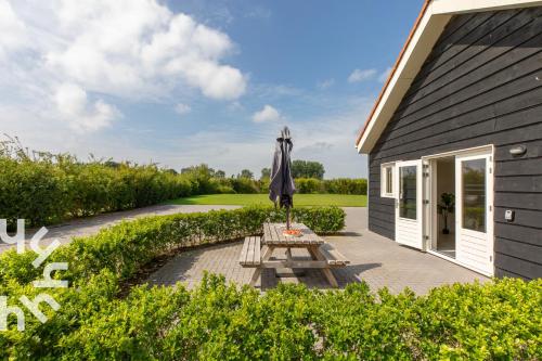 Gezellige vakantiewoning met een zonnig terras en weids zicht over polders bij Serooskerke in Serooskerke (Zeeland)