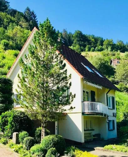 Ferienhaus Oesterle - Idyllisches Schwarzwaldhaus am Bach mit Terrasse & Balkon in Schönmünzach, Deutschland