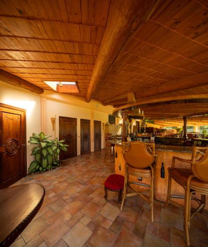 Las Ainavas, guest house with 5 spacious rooms, pool and sauna in Milzkalne