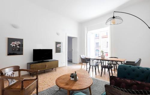 Historic 3BR Colosseum Apartment 160sqm for 9