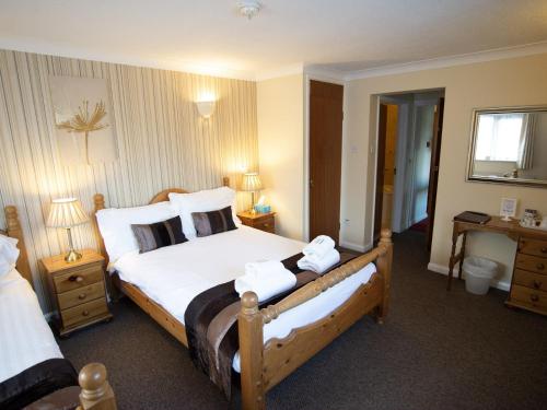 1 double bed, 1 twin bed
