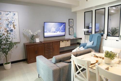2BR Condo - Makati CBD, Sunset Views, 20mins to NAIA