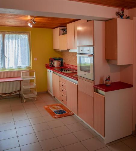кухня, La Cantine Logement au calme proche bord de Loire in Decize