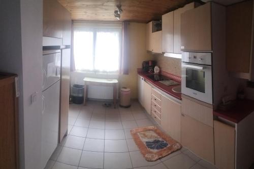 кухня, La Cantine Logement au calme proche bord de Loire in Decize