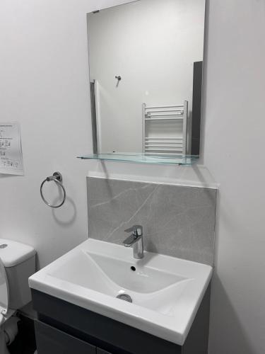 Triple room Private Bath Near LFC Free Street Parking No Breakfast, Liverpool (photo 6)