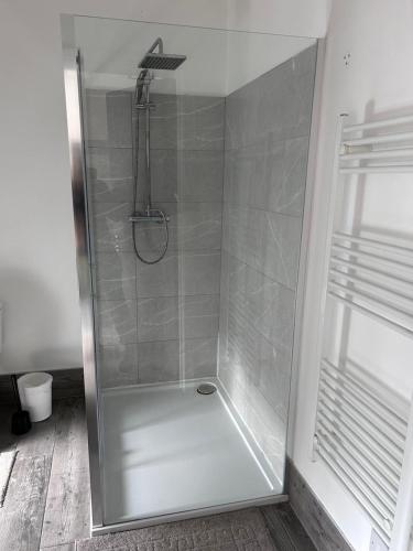 Triple room Private Bath Near LFC Free Street Parking No Breakfast, Liverpool (photo 3)