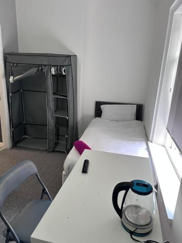 Triple room Private Bath Near LFC Free Street Parking No Breakfast, Liverpool (photo 8)