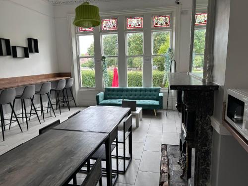 Triple room Private Bath Near LFC Free Street Parking No Breakfast, Liverpool (photo 7)