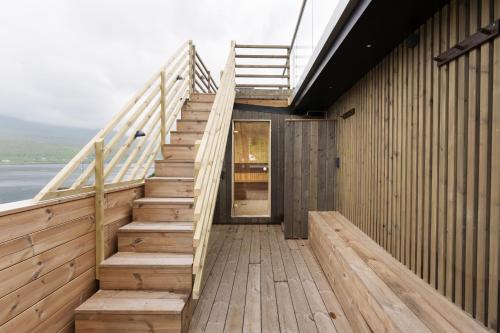 parveke/terassi, Hotel Vík - 3 BR Wellness Townhouses with Sauna, Jacuzzi & Panoramic Views (Hotel Vik - 3 BR Wellness Townhouses with Sauna, Jacuzzi & Panoramic Views) in Gjogv