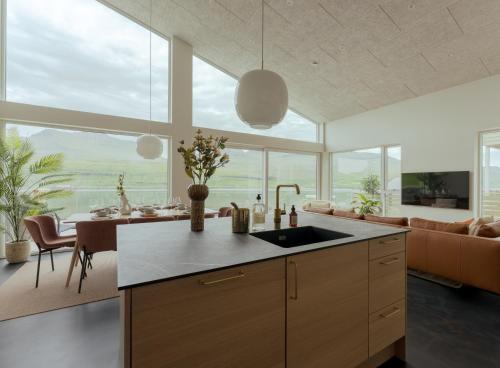 Palvelut, Hotel Vík - 3 BR Wellness Townhouses with Sauna, Jacuzzi & Panoramic Views (Hotel Vik - 3 BR Wellness Townhouses with Sauna, Jacuzzi & Panoramic Views) in Gjogv