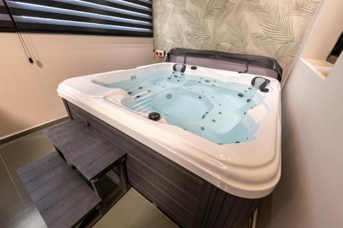 熱水浴池, Sea Suites - סוויטות מהממות עם מרפסת ליד המרינה באשקלון in 艾殊科隆