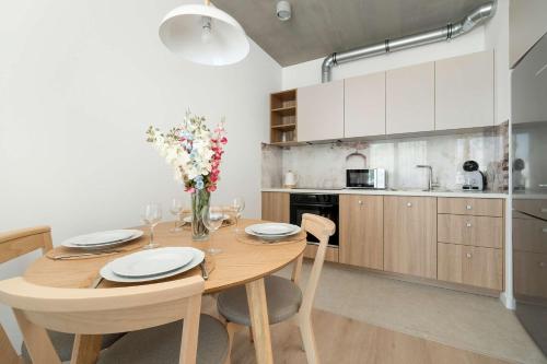 Księcia Witolda 60 Stylowy Apartament w Klimatycznym Budynku by Renters Premium, Breslau (Foto 3)