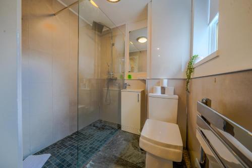 Stunning 1 Bedroom 4 Guest Flat by Anfield Stadium, Liverpool (photo 9)