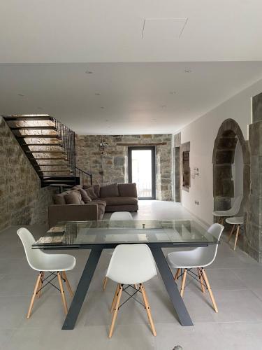 Quiet village house gîte à louer Santa Maria de Corcó