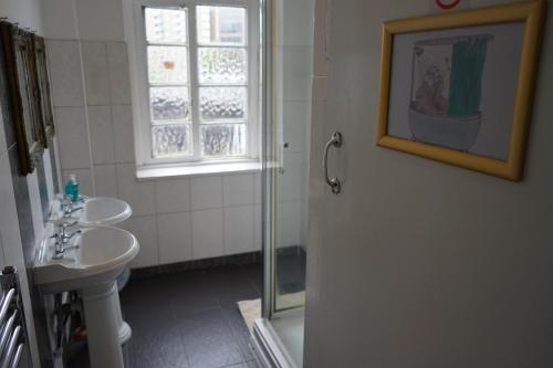 The Walrus Bar and Hostel – London