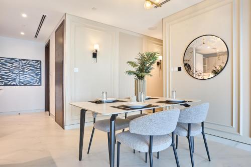 STAY BY LATINEM Luxury 2BR Holiday Home CVG 907 Near Burj Khalifa, Dubai (Foto 5)