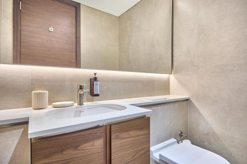 STAY BY LATINEM Luxury 2BR Holiday Home CVG 907 Near Burj Khalifa, Dubai (Foto 8)