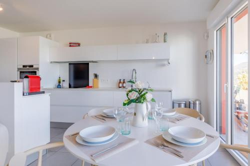 Cucina, Green Hill Appartement a Nice Terrasse 130m2, Vue panoramique, Piscine, Parking Prive, Climatisation in Saint-Sylvestre