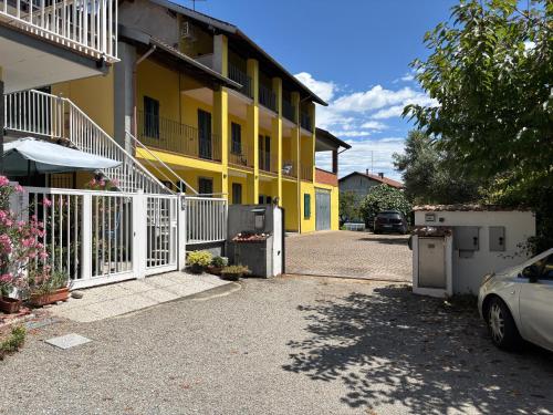 Il terrazzo sul giardino in Agrate Conturbia