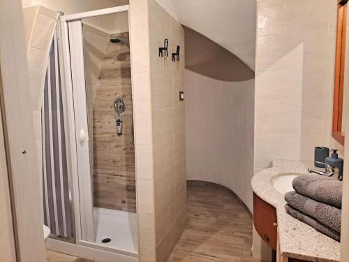 ฝักบัว, Suite Le Monache - Centro storico vista panoramica in มอนเต ซันต์ อันเกโล